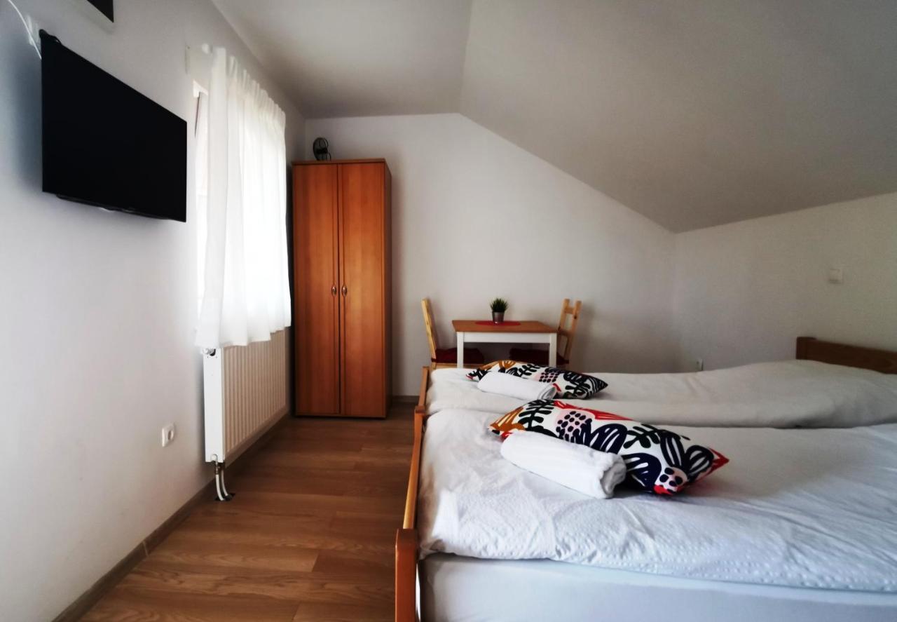 Vila Julija - Apartment & Rooms オトチャッツ エクステリア 写真