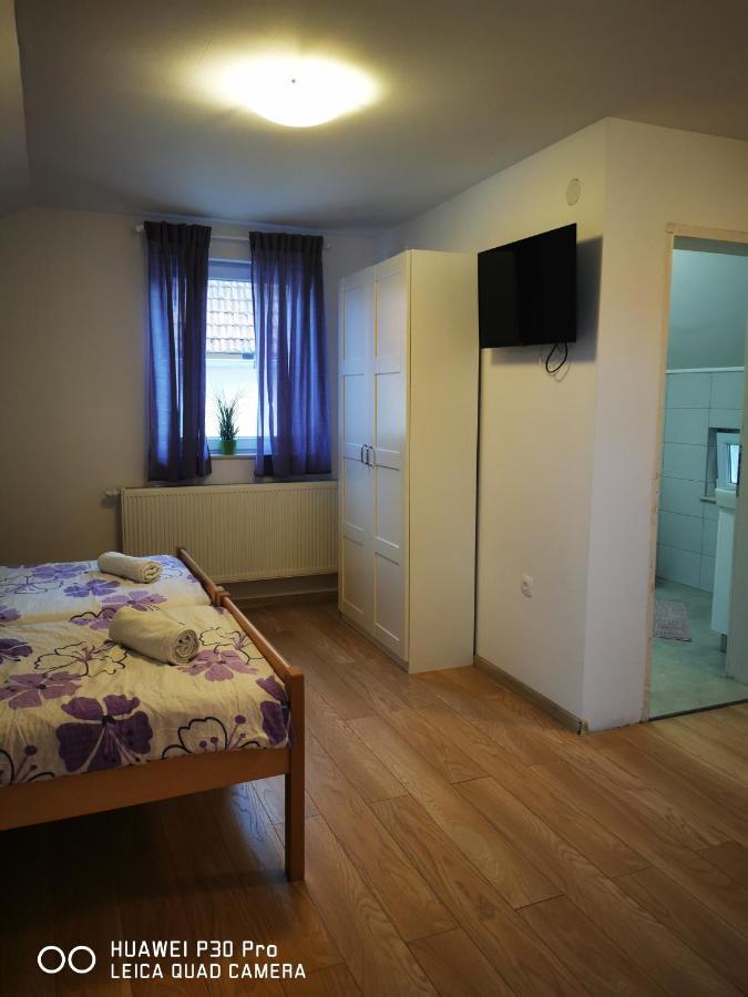 Vila Julija - Apartment & Rooms オトチャッツ エクステリア 写真