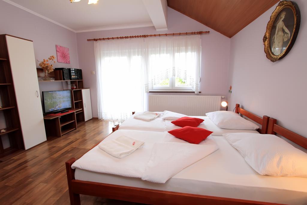 Vila Julija - Apartment & Rooms オトチャッツ エクステリア 写真