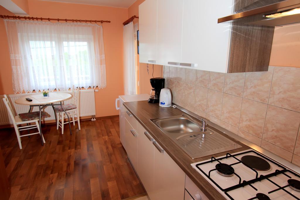 Vila Julija - Apartment & Rooms オトチャッツ エクステリア 写真